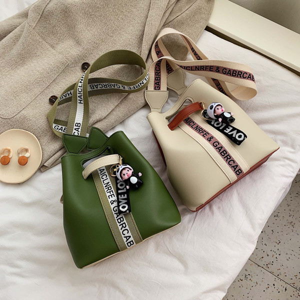 Maza ādas soma ar tekstila rokturi un kulonu