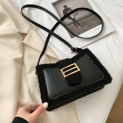 Γυναικεία τσάντα με μεταλλική στερέωση με μακριά λαβή