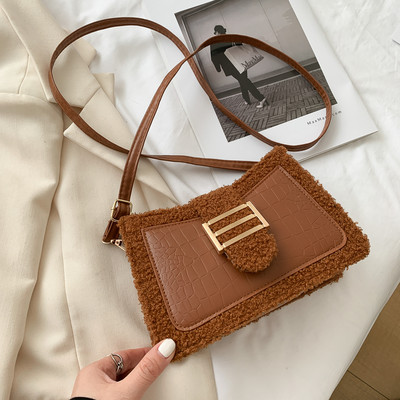 Γυναικεία τσάντα με μεταλλική στερέωση με μακριά λαβή