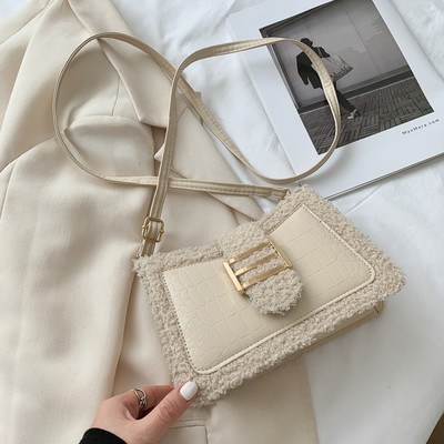 Γυναικεία τσάντα με μεταλλική στερέωση με μακριά λαβή