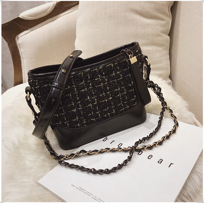 Μικρή καπιτονέ τσάντα από οικολογικό δέρμα και υφάσματα