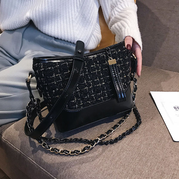 Μικρή καπιτονέ τσάντα από οικολογικό δέρμα και υφάσματα