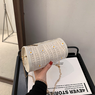 Σύγχρονη γυναικεία τσάντα με φερμουάρ και κέντημα