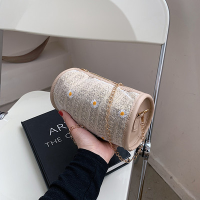 Σύγχρονη γυναικεία τσάντα με φερμουάρ και κέντημα