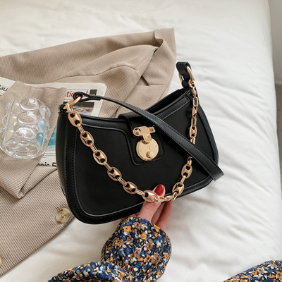 Sieviešu soma ar metāla sprādzi un rāvējslēdzēja aizdari