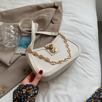 Sieviešu soma ar metāla sprādzi un rāvējslēdzēja aizdari