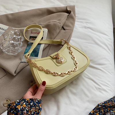 Sieviešu soma ar metāla sprādzi un rāvējslēdzēja aizdari