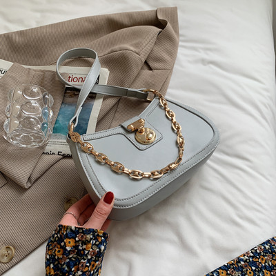 Sieviešu soma ar metāla sprādzi un rāvējslēdzēja aizdari