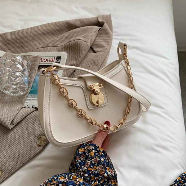 Sieviešu soma ar metāla sprādzi un rāvējslēdzēja aizdari