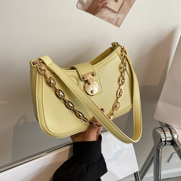 Sieviešu soma ar metāla sprādzi un rāvējslēdzēja aizdari