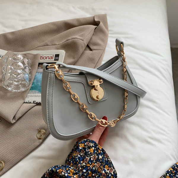 Sieviešu soma ar metāla sprādzi un rāvējslēdzēja aizdari