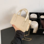 Geanta de dama din piele cu fermoar si maner metalic