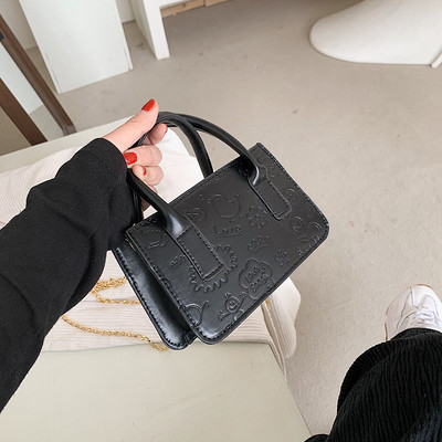 Geanta de dama din piele cu fermoar si maner metalic