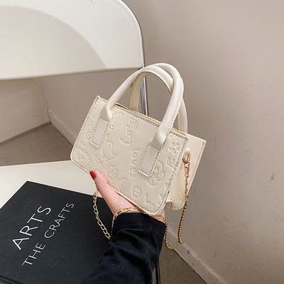 Geanta de dama din piele cu fermoar si maner metalic