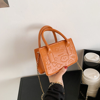 Geanta de dama din piele cu fermoar si maner metalic