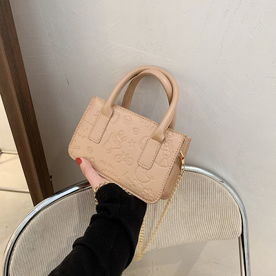 Geanta de dama din piele cu fermoar si maner metalic