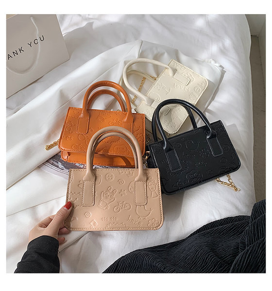 Geanta de dama din piele cu fermoar si maner metalic