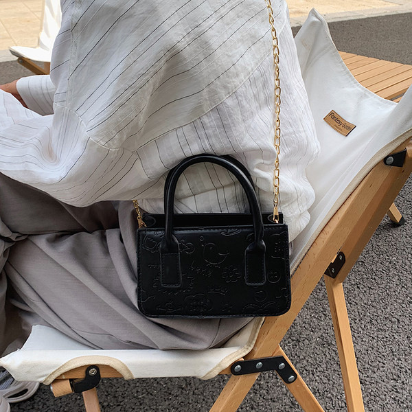 Geanta de dama din piele cu fermoar si maner metalic