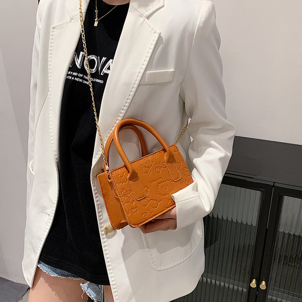 Geanta de dama din piele cu fermoar si maner metalic