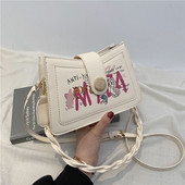 Γυναικεία τσάντα με απλικέ χρώμα και κλείσιμο με φερμουάρ