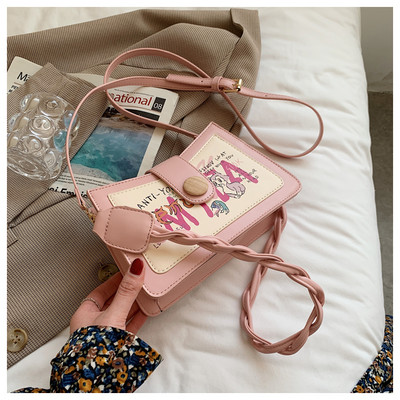 Γυναικεία τσάντα με απλικέ χρώμα και κλείσιμο με φερμουάρ