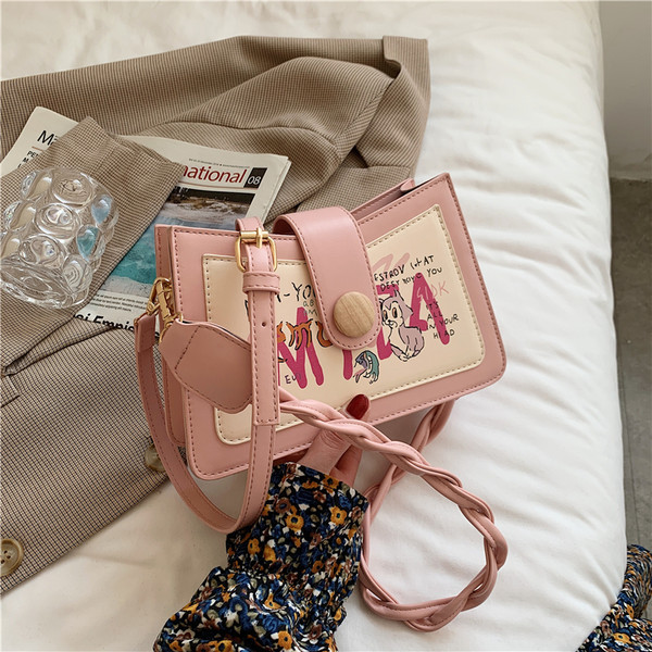 Γυναικεία τσάντα με απλικέ χρώμα και κλείσιμο με φερμουάρ