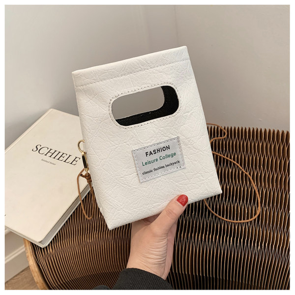 Γυναικεία δερμάτινη τσάντα με έμβλημα και μακριά λαβή