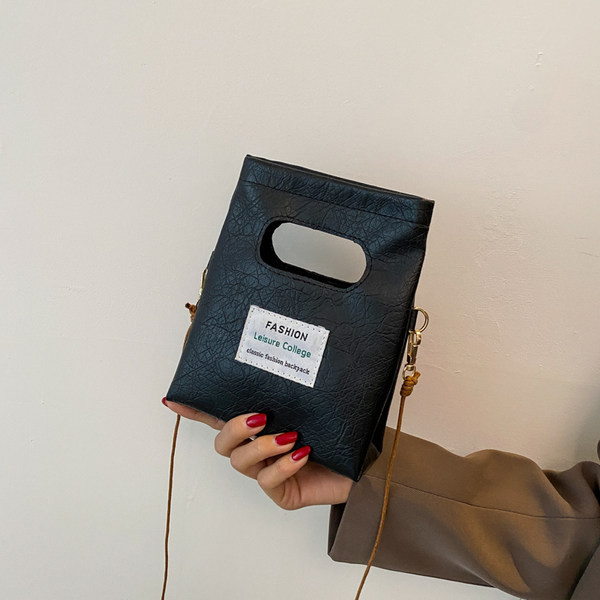 Γυναικεία δερμάτινη τσάντα με έμβλημα και μακριά λαβή