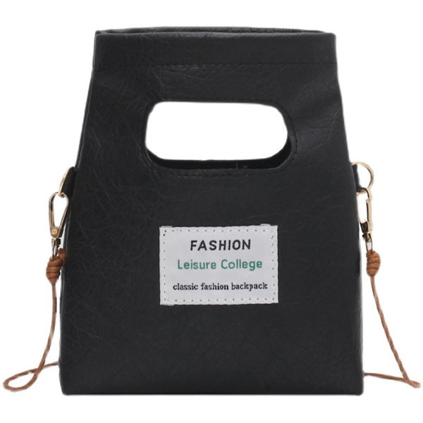 Γυναικεία δερμάτινη τσάντα με έμβλημα και μακριά λαβή