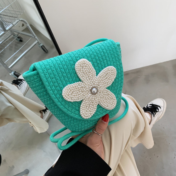 Γυναικεία ψάθιη τσάντα με διακόσμηση από πέρλες