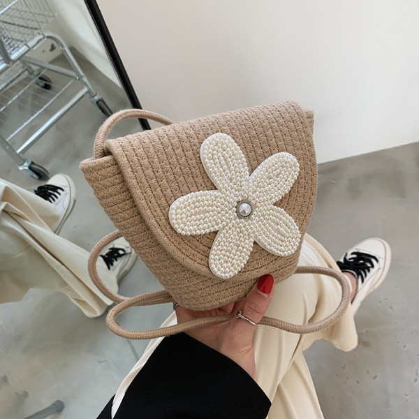 Γυναικεία ψάθιη τσάντα με διακόσμηση από πέρλες