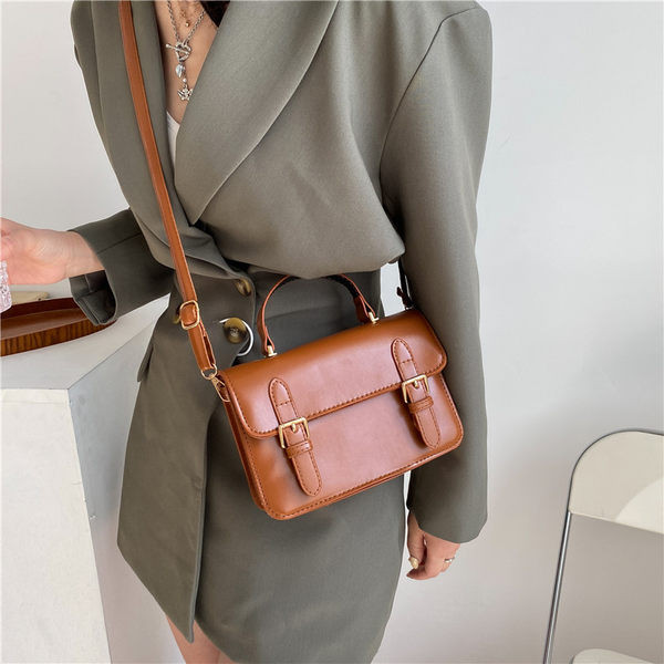 Γυναικεία έκο δερμάτινη τσάντα με αγκράφα-ρετρό στιλ