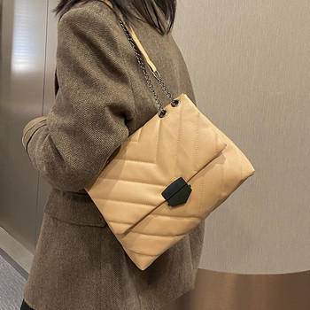 Стилна дамска чанта за през рамото с метална дръжка и катарама