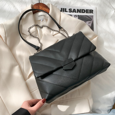 Κομψή γυναικεία τσάντα ώμου με μεταλλική λαβή και αγκράφα