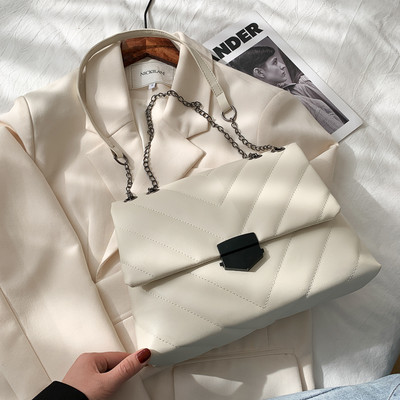 Κομψή γυναικεία τσάντα ώμου με μεταλλική λαβή και αγκράφα