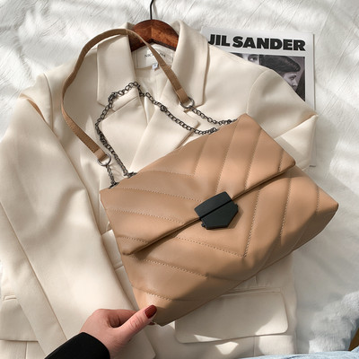 Κομψή γυναικεία τσάντα ώμου με μεταλλική λαβή και αγκράφα