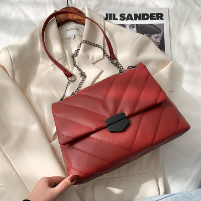 Κομψή γυναικεία τσάντα ώμου με μεταλλική λαβή και αγκράφα