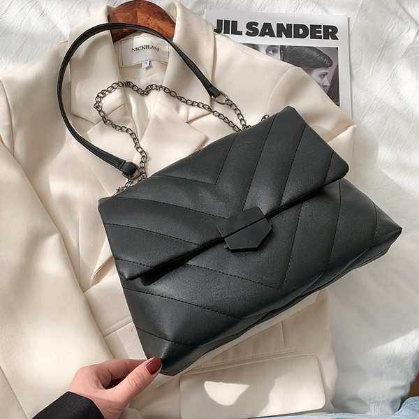 Κομψή γυναικεία τσάντα ώμου με μεταλλική λαβή και αγκράφα