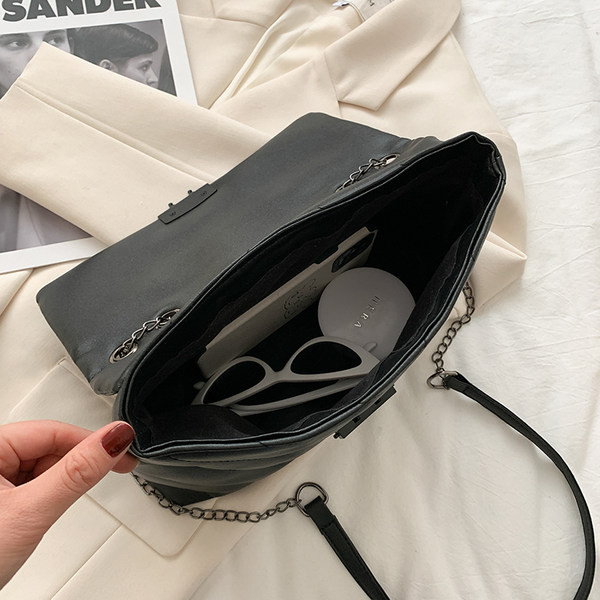 Κομψή γυναικεία τσάντα ώμου με μεταλλική λαβή και αγκράφα