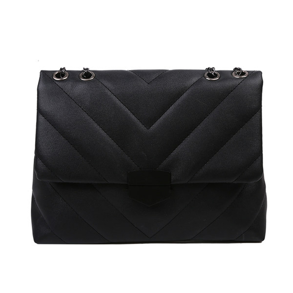 Κομψή γυναικεία τσάντα ώμου με μεταλλική λαβή και αγκράφα