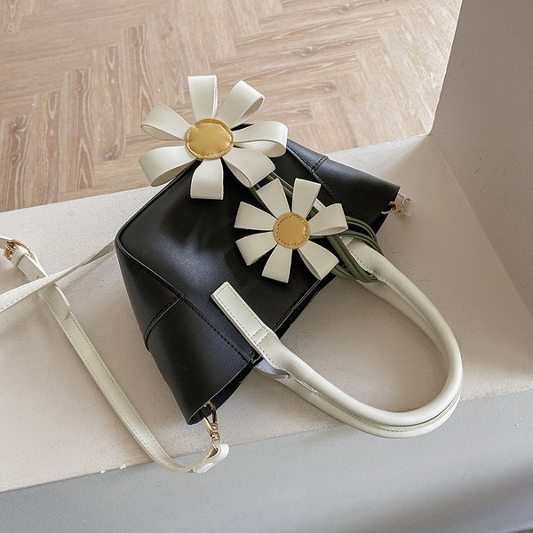 Geanta dama model nou din piele ecologica cu element 3D