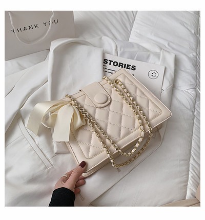 Γυναικεία τσάντα με κορδέλα και μεταλλική αλυσίδα