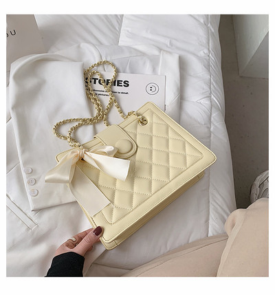 Γυναικεία τσάντα με κορδέλα και μεταλλική αλυσίδα