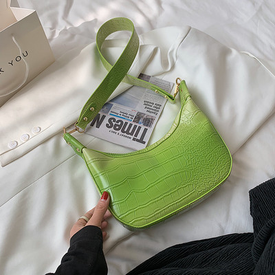 Γυναικεία τσάντα με ρέοντα χρώματα με μακριά λαβή