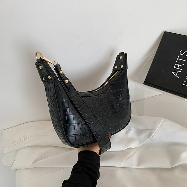 Γυναικεία τσάντα με ρέοντα χρώματα με μακριά λαβή