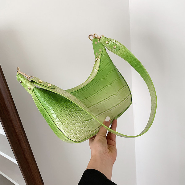 Γυναικεία τσάντα με ρέοντα χρώματα με μακριά λαβή