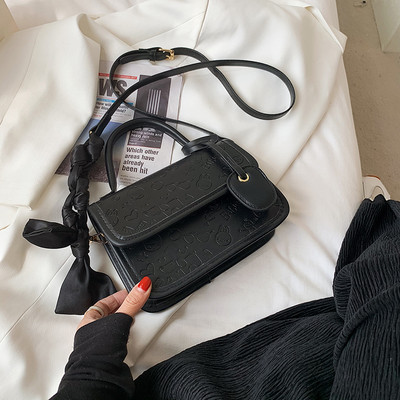 Γυναικεία τσάντα με ανάγλυφο δέρμα και κορδέλα