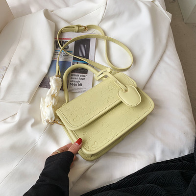 Γυναικεία τσάντα με ανάγλυφο δέρμα και κορδέλα