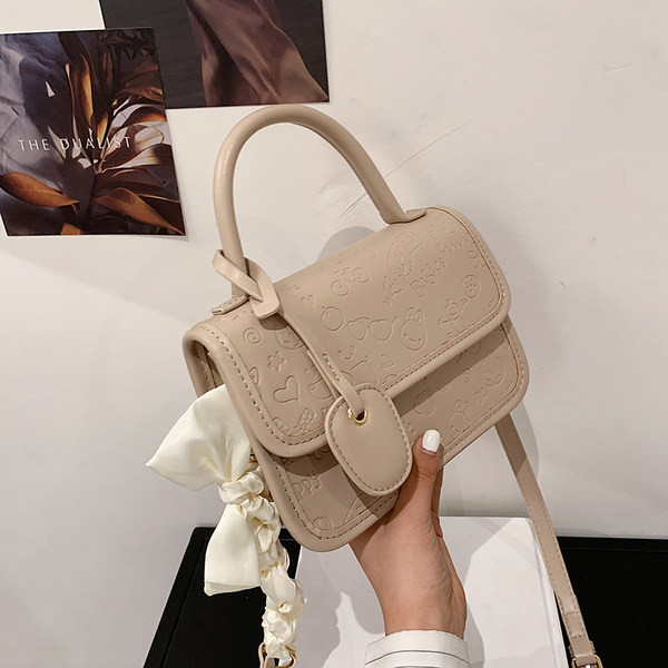 Γυναικεία τσάντα με ανάγλυφο δέρμα και κορδέλα