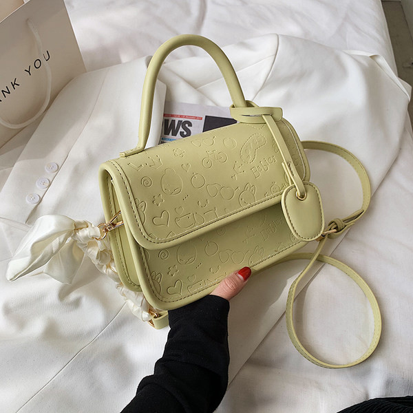 Γυναικεία τσάντα με ανάγλυφο δέρμα και κορδέλα